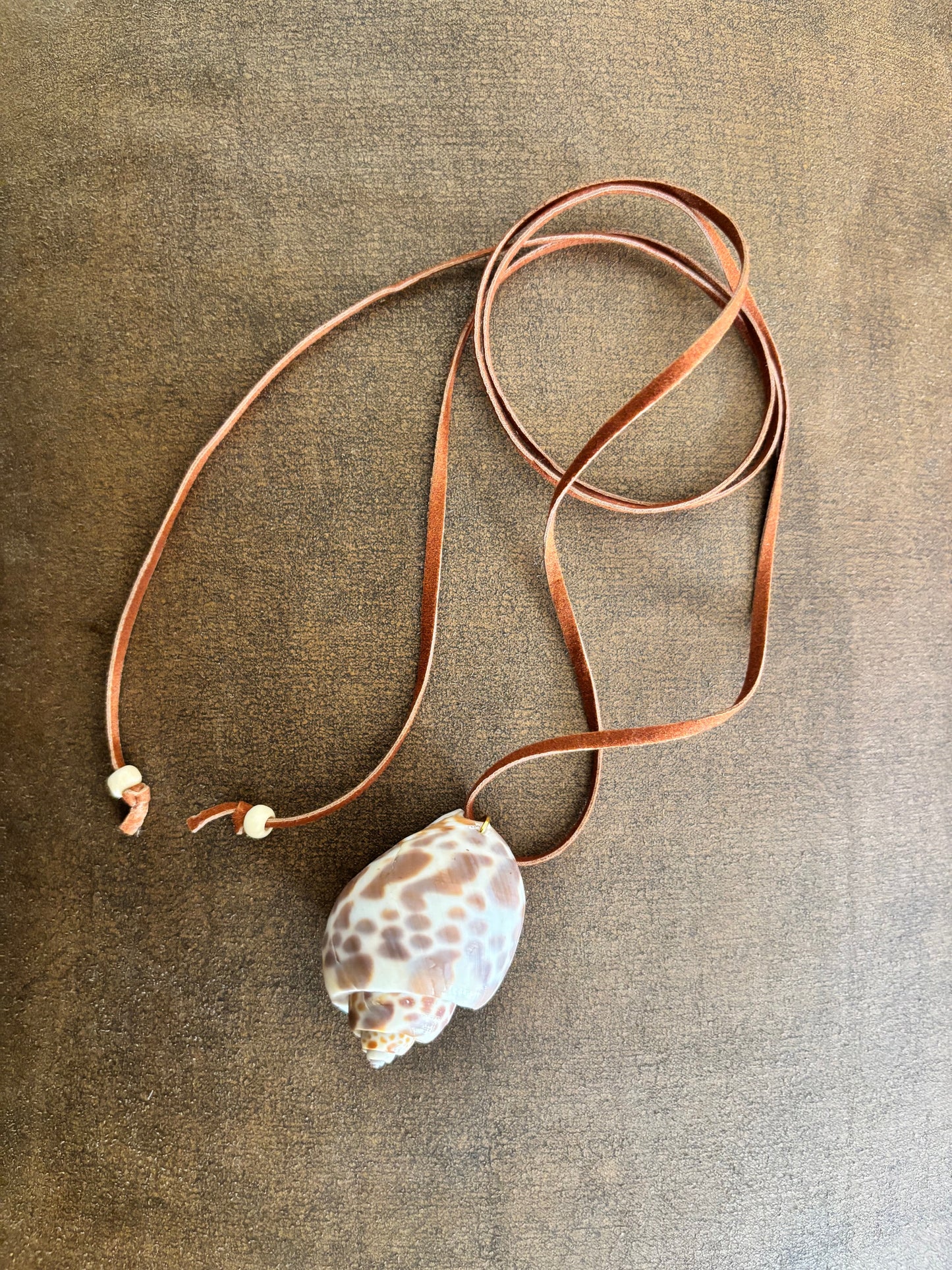 COLLAR GAMUZA CYPRAEA TIGRIS