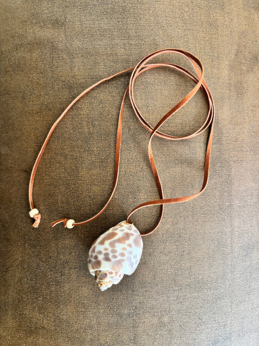 COLLAR GAMUZA CYPRAEA TIGRIS